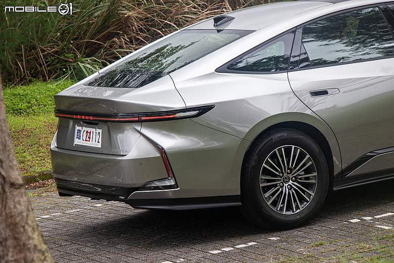 Lexus ES 300h 頂級版試駕｜省油、省稅都有感，掌握銷量密碼的超級王牌！
