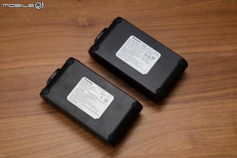 點我看大圖 Panasonic MC-SBR70 極淨光吸塵器開箱|地板乾淨看得見,雙電池 116 分鐘續航超給力!