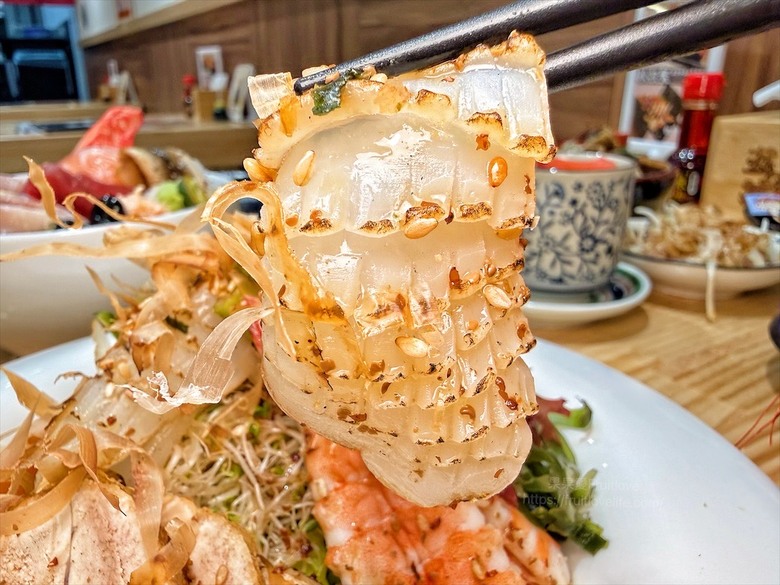 平價日本料理，生熟丼、刺身、炸烤物，無低消續飯湯吃到飽、壽星送生魚片蛋糕，寵物友善
