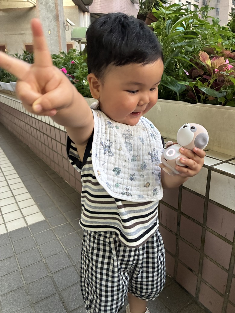 點我看大圖 【小宅開箱】2 歲小孩的新室友!SHARP 小獴友 Poketomo 口袋陪伴機器人開箱領養