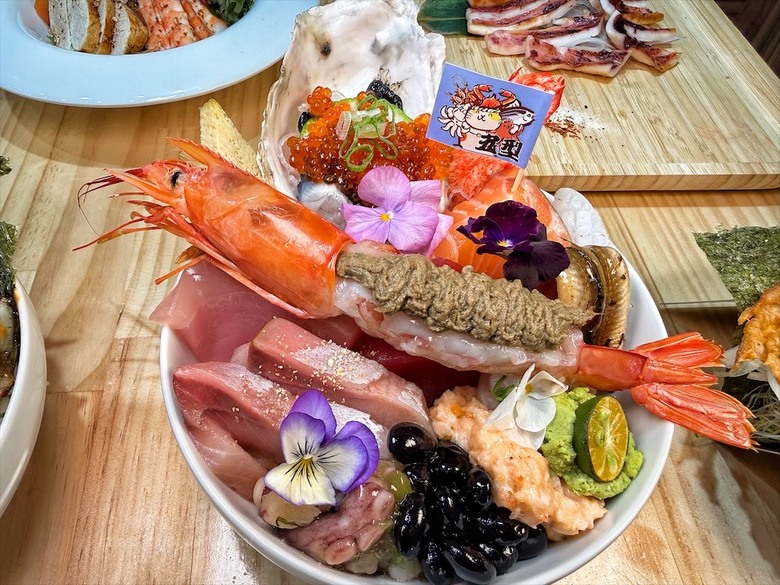 平價日本料理，生熟丼、刺身、炸烤物，無低消續飯湯吃到飽、壽星送生魚片蛋糕，寵物友善