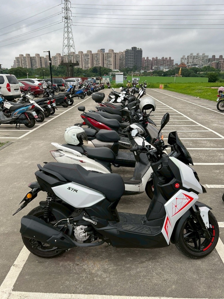 250cc很笨重?不,STR250根本比125cc還靈活好用