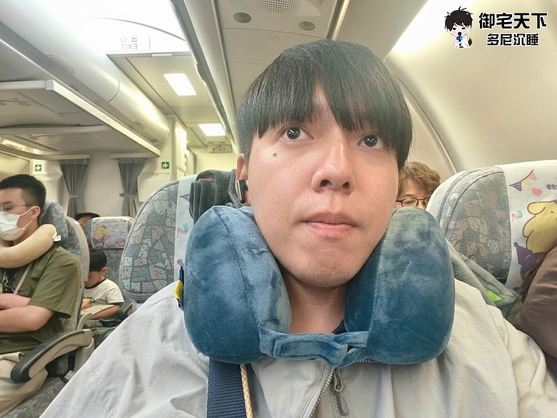 點我看大圖 開箱|【Travel Blue 藍旅】藍藍組 - 支撐力好的記憶棉頸枕,又有硬殼收納盒一次入手!