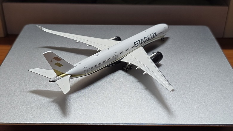 【開箱】1/400 金屬客機模型