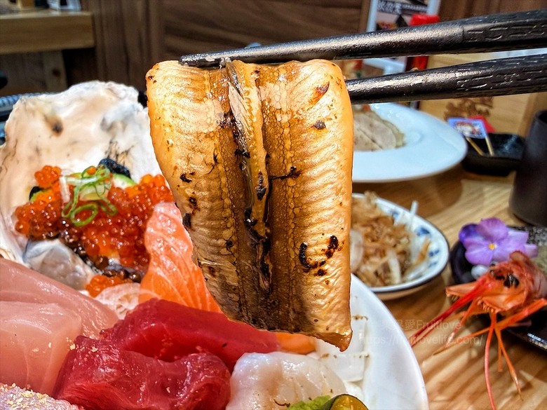 平價日本料理，生熟丼、刺身、炸烤物，無低消續飯湯吃到飽、壽星送生魚片蛋糕，寵物友善