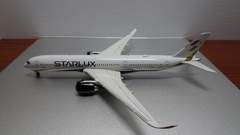 【開箱】1/400 金屬客機模型
