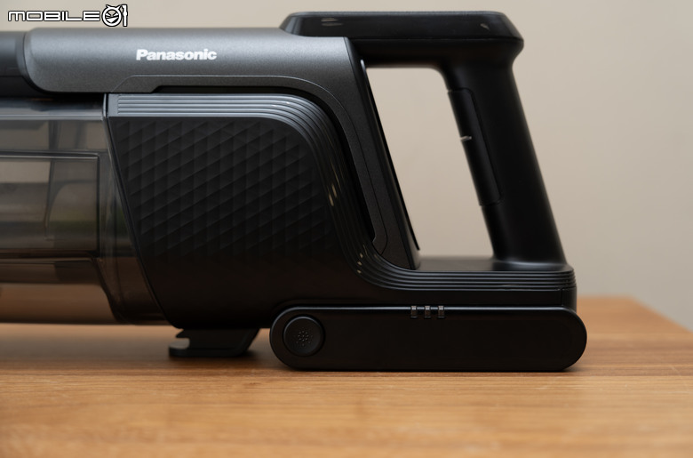 點我看大圖 Panasonic MC-SBR70 極淨光吸塵器開箱|地板乾淨看得見,雙電池 116 分鐘續航超給力!