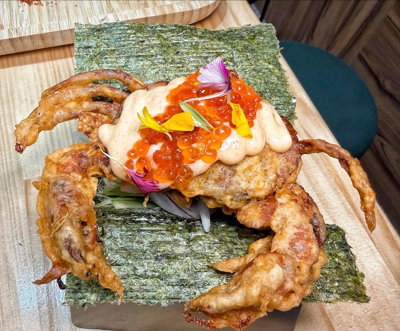 平價日本料理，生熟丼、刺身、炸烤物，無低消續飯湯吃到飽、壽星送生魚片蛋糕，寵物友善