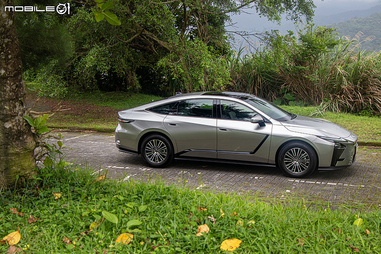 Lexus ES 300h 頂級版試駕｜省油、省稅都有感，掌握銷量密碼的超級王牌！