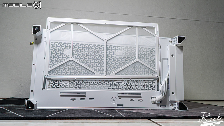 點我看大圖 【開箱】木紋靜謐氣息 | CORSAIR FRAME 4000D WOOD RS WHITE