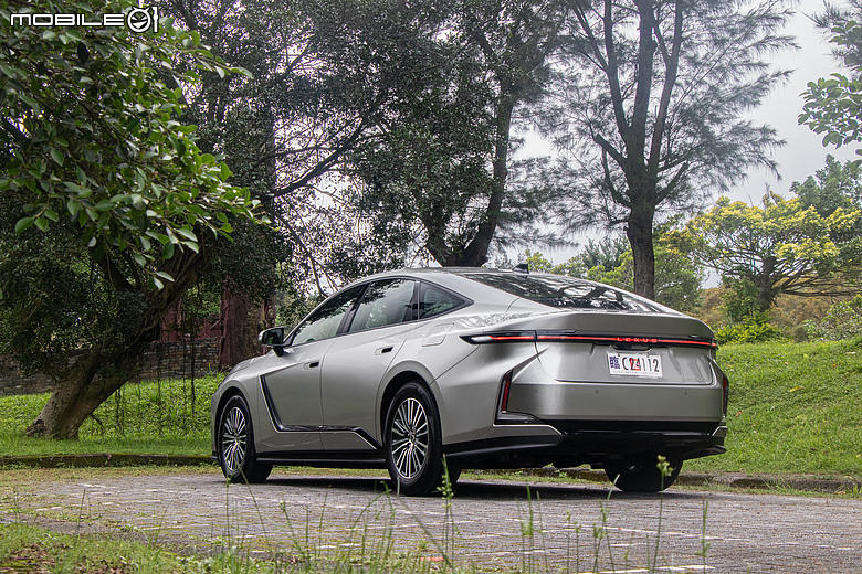 Lexus ES 300h 頂級版試駕｜省油、省稅都有感，掌握銷量密碼的超級王牌！