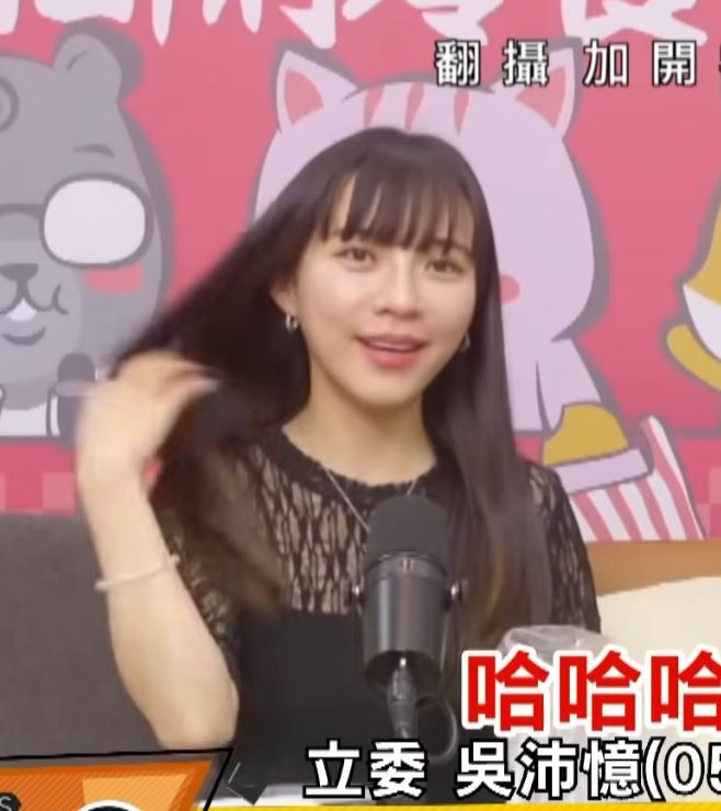 一邊說話一邊撩頭髮，誰能告訴我，這是在表達什麼？