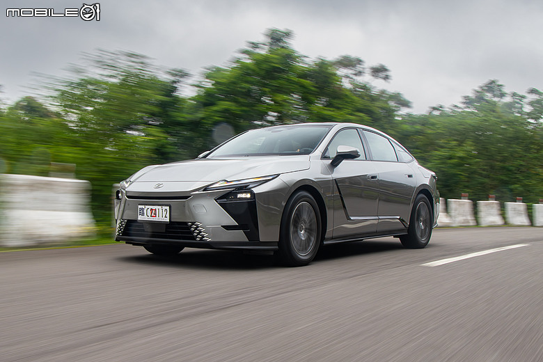 Lexus ES 300h 頂級版試駕｜省油、省稅都有感，掌握銷量密碼的超級王牌！