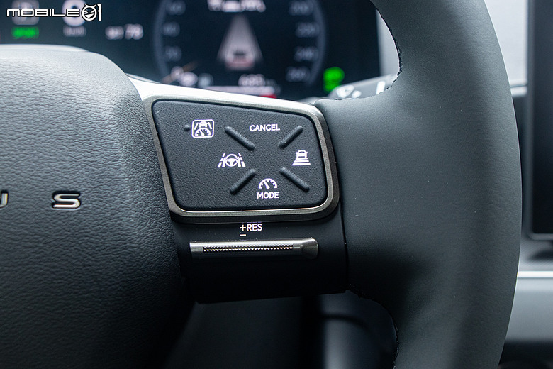Lexus ES 300h 頂級版試駕｜省油、省稅都有感，掌握銷量密碼的超級王牌！
