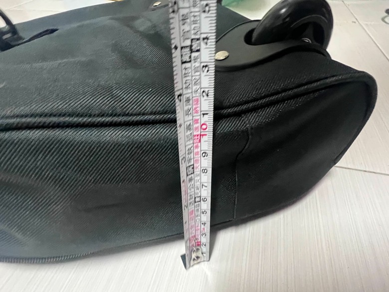 去日本🇯🇵爆買的無敵神器FoldGo旅行包，就把硬殼行李箱放在飯店裡，帶出來血拼，只能丟人現眼