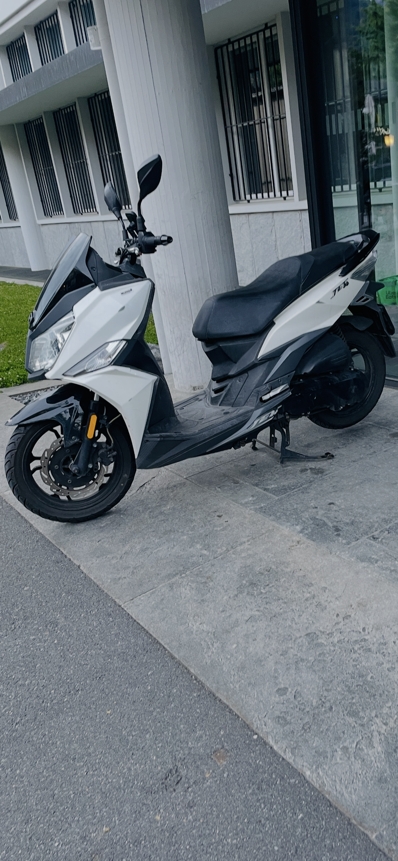 日內瓦湖旁的台灣機車...