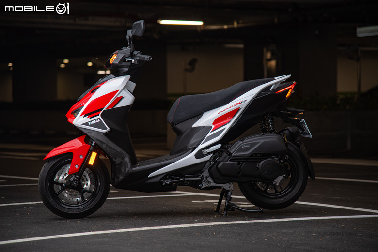 點我看大圖 YAMAHA 七代勁戰 CygnusXR 七十周年特仕版開箱|限量一千兩百台的速度鏈塊來襲!