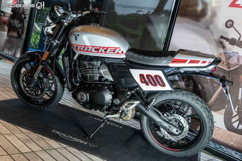點我看大圖 【採訪】2026 Triumph Tracker 400 建議售價:209,800元,為街頭而生的賽道靈魂。