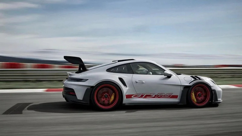 Porsche全新專利曝光 車身彩繪條紋變身電量顯示幕！