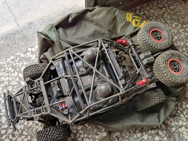 Traxxas 1/7 UDR 開箱