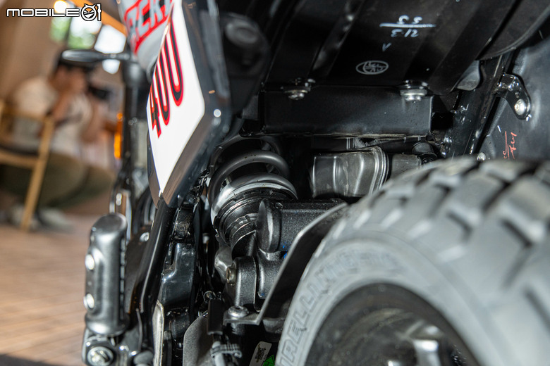 點我看大圖 【採訪】2026 Triumph Tracker 400 建議售價:209,800元,為街頭而生的賽道靈魂。