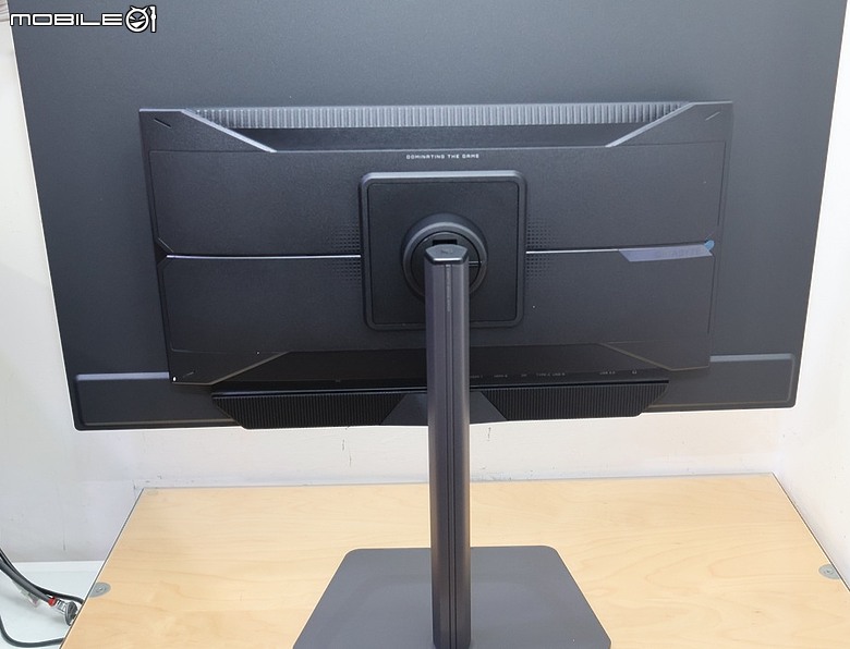 親民定位與價格，技嘉 GAMING 首款 32 吋 QD-OLED MO32U2