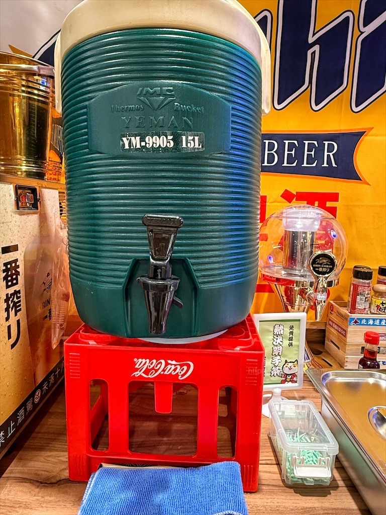平價日本料理，生熟丼、刺身、炸烤物，無低消續飯湯吃到飽、壽星送生魚片蛋糕，寵物友善