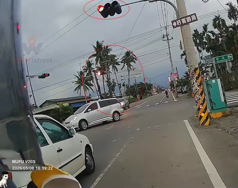 屏東 竹田鄉 汽車🚗💨機車⚡🏍️💨路口碰撞.....雙方好似都闖燈🚥。