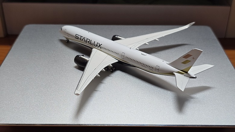 【開箱】1/400 金屬客機模型