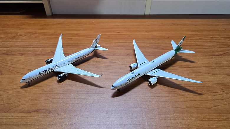 【開箱】1/400 金屬客機模型