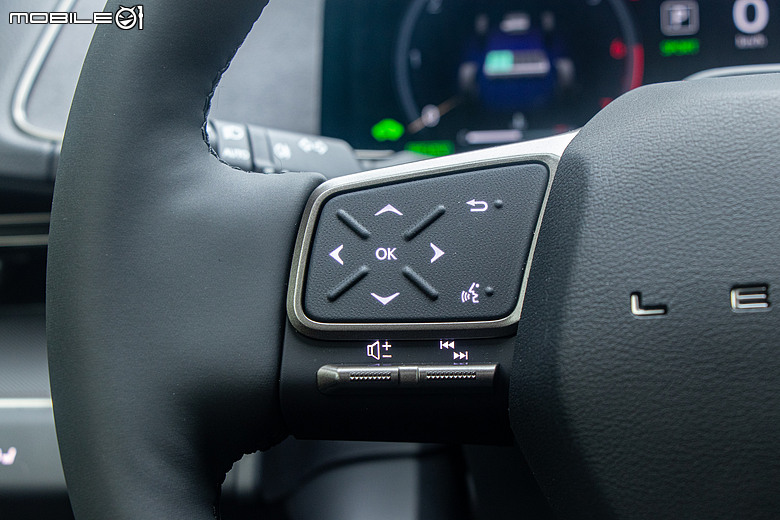 Lexus ES 300h 頂級版試駕｜省油、省稅都有感，掌握銷量密碼的超級王牌！