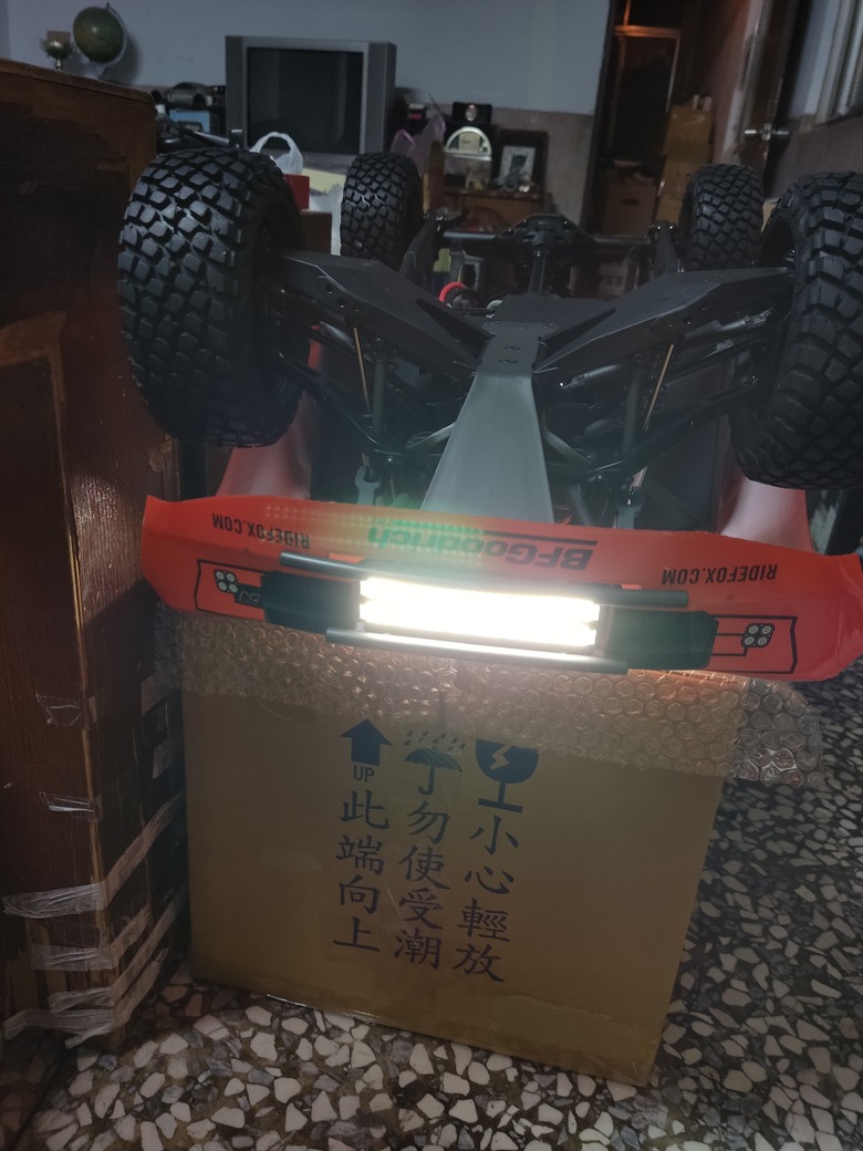 Traxxas 1/7 UDR 開箱