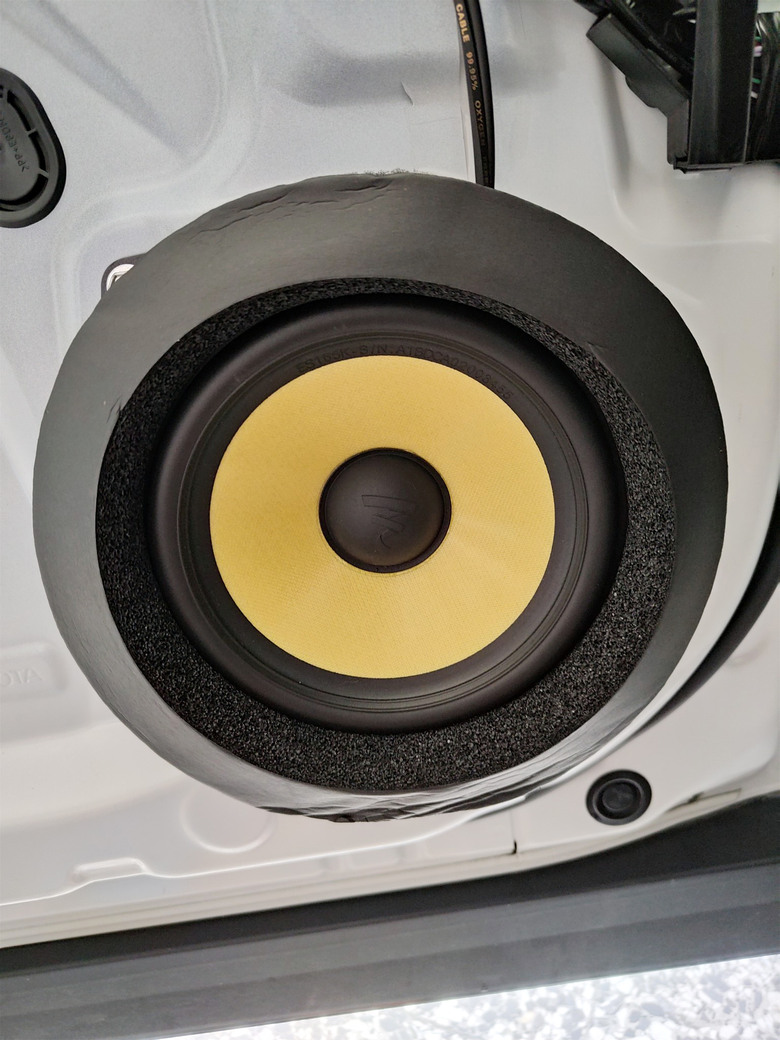 [開箱] 告別原廠悶罐聲：CC GR 換裝法國 FOCAL 職人系音響改裝分享