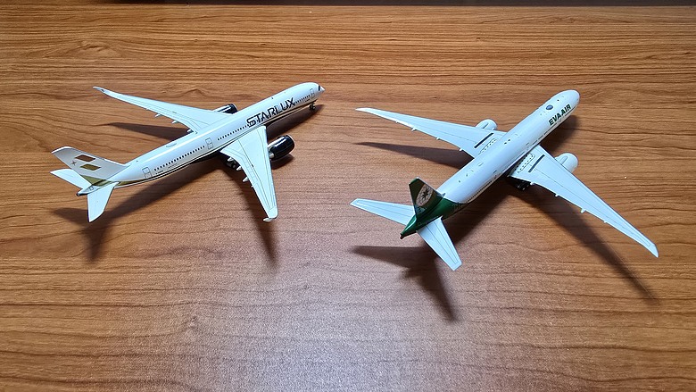 【開箱】1/400 金屬客機模型