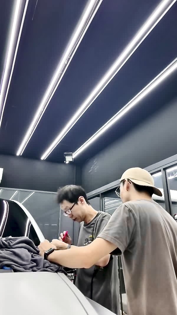 [開箱]嘉義汽車包膜｜ Tesla白TPU＋黃改色膜對照｜收邊工藝近拍，判斷師傅功力好不好！
