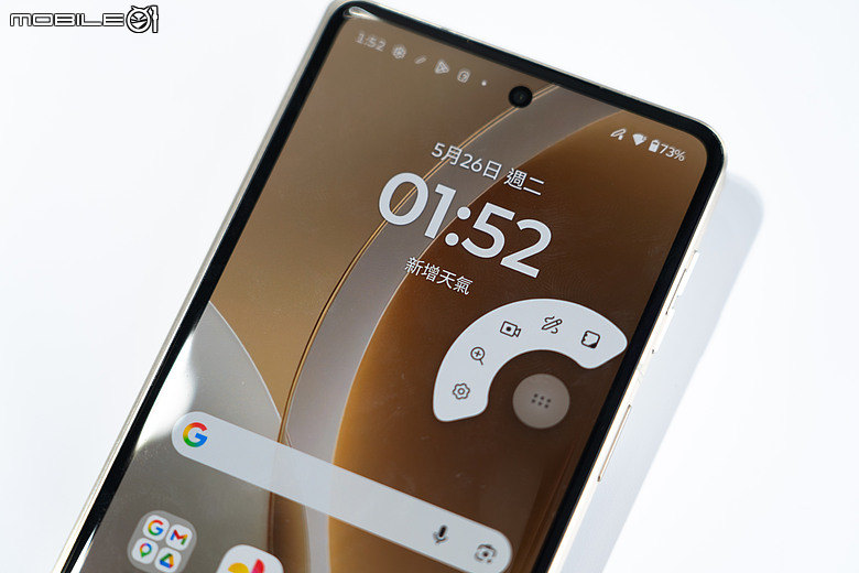 motorola 首款「大摺」razr fold 登台，12+256GB 售價 49,988 元