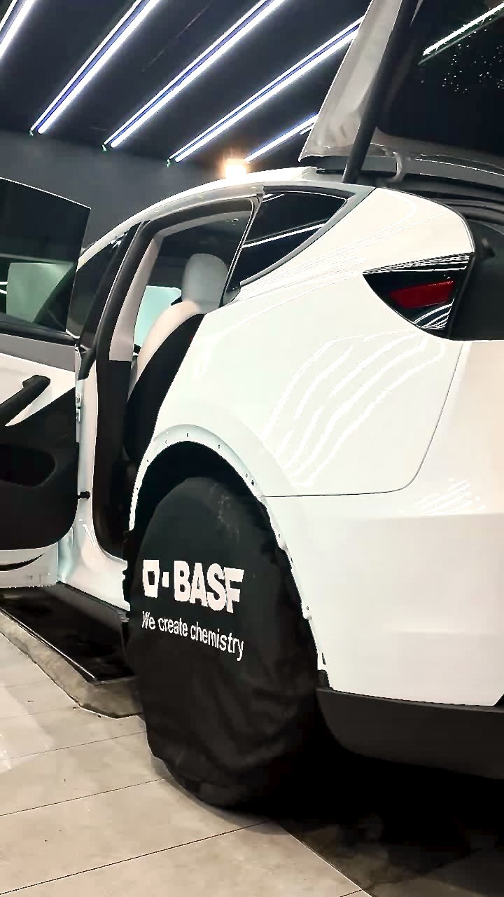 [開箱]嘉義汽車包膜｜ Tesla白TPU＋黃改色膜對照｜收邊工藝近拍，判斷師傅功力好不好！