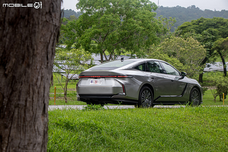Lexus ES 300h 頂級版試駕｜省油、省稅都有感，掌握銷量密碼的超級王牌！
