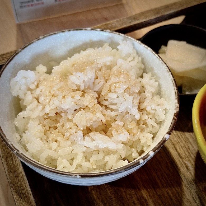 台南國華街美食:傳承日本橫濱30年的活鰻現烤,還有鰻骨湯、越光米無限續!