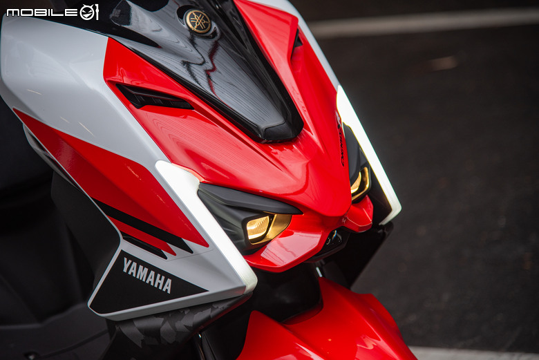 點我看大圖 YAMAHA 七代勁戰 CygnusXR 七十周年特仕版開箱|限量一千兩百台的速度鏈塊來襲!