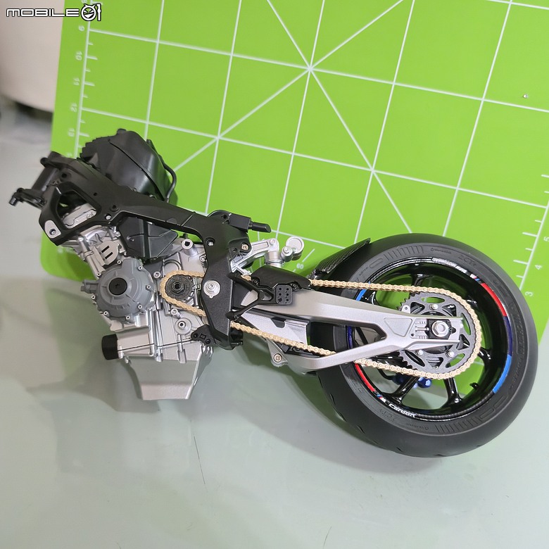 點我看大圖 🔧【模型新手也能輕鬆組 Part5】🏍️ 1/9 MENG MT-009S 1/9 BMW M1000RR 悅色版