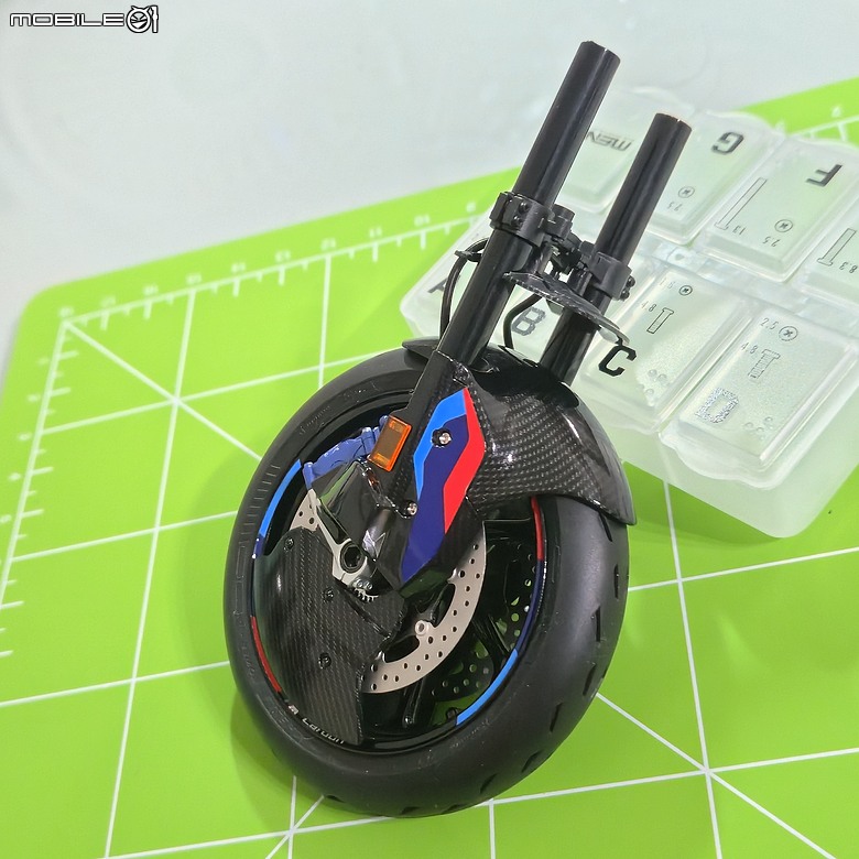 點我看大圖 🔧【模型新手也能輕鬆組 Part5】🏍️ 1/9 MENG MT-009S 1/9 BMW M1000RR 悅色版