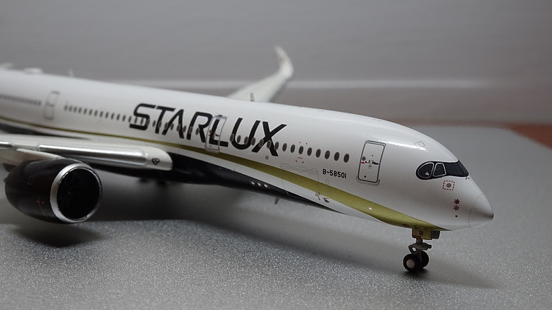 【開箱】1/400 金屬客機模型