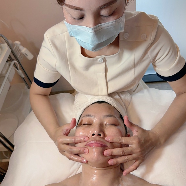 台南做臉999元包含哪些項目？從卸妝到面膜9步驟全包，連肩頸都按到！