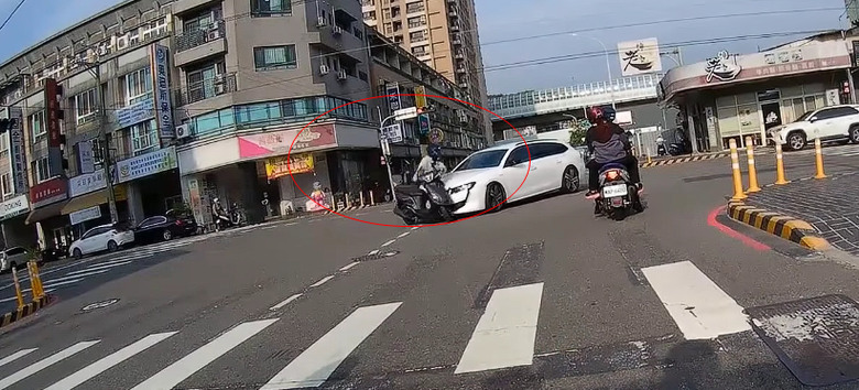 台中 看到機車出現，汽車撞了....就要跑...