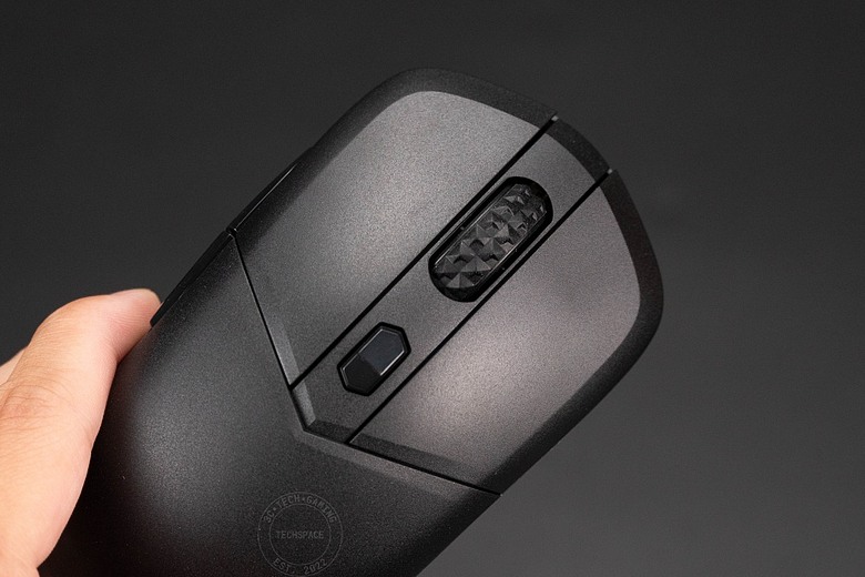 點我看大圖 微星 VERSA 300 WIRELESS 8K 電競滑鼠開箱:66g 超輕量搭 8000Hz 輪詢率、196 小時續航
