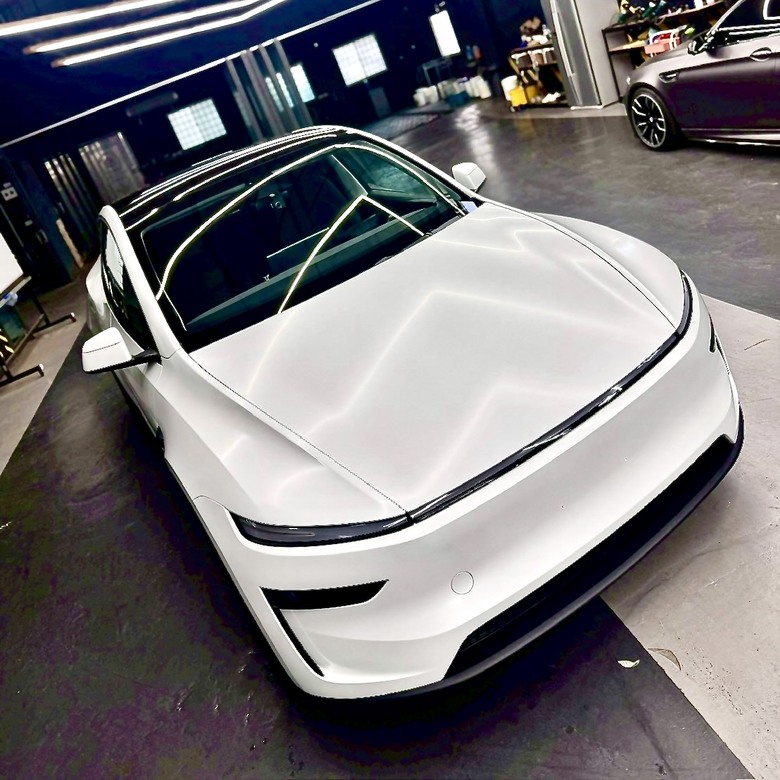 [開箱]嘉義汽車包膜｜ Tesla白TPU＋黃改色膜對照｜收邊工藝近拍，判斷師傅功力好不好！