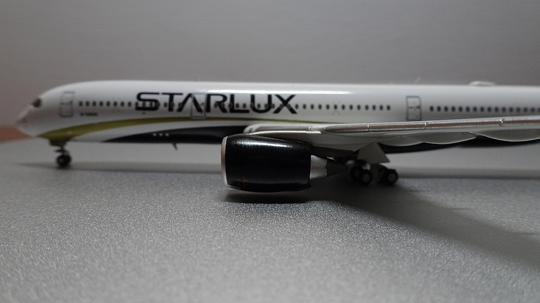 【開箱】1/400 金屬客機模型