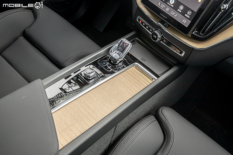 Volvo 小改款 XC60 B5 試駕｜保留核心優勢，高級感再強化！