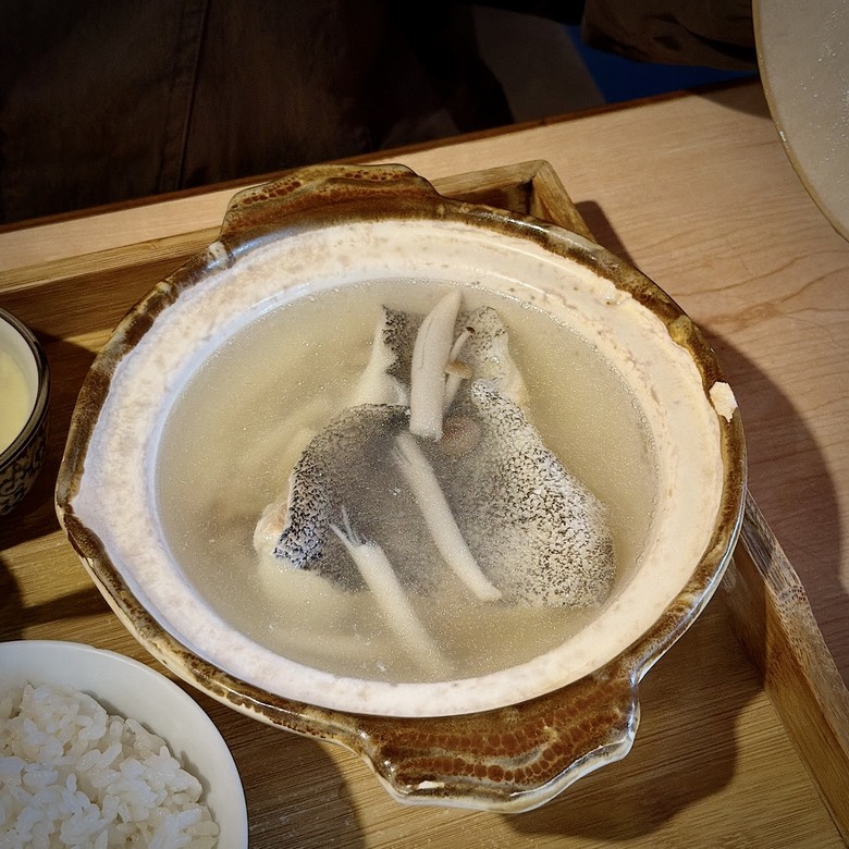 台南國華街美食:傳承日本橫濱30年的活鰻現烤,還有鰻骨湯、越光米無限續!